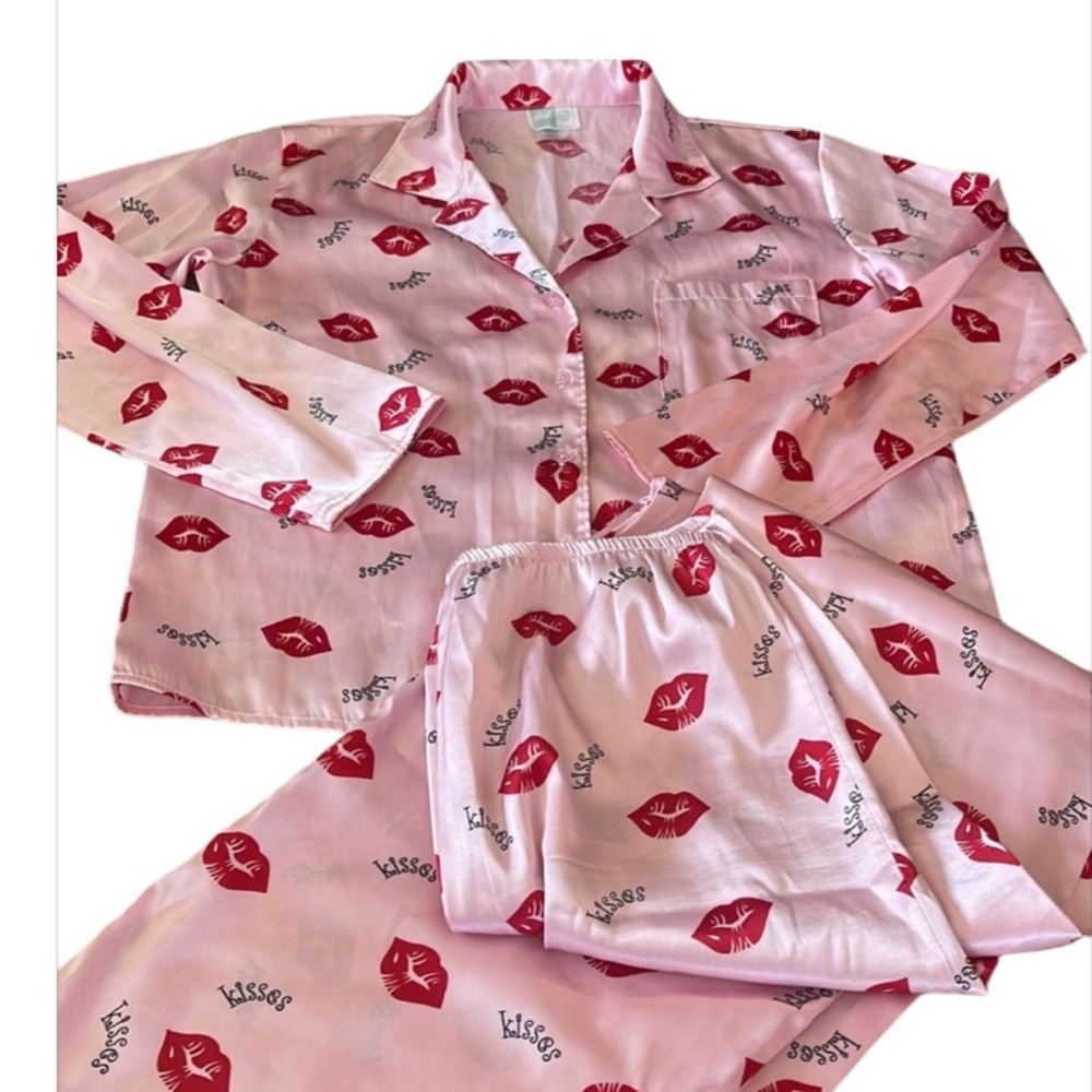 SHUT ⭐️satin pajama set